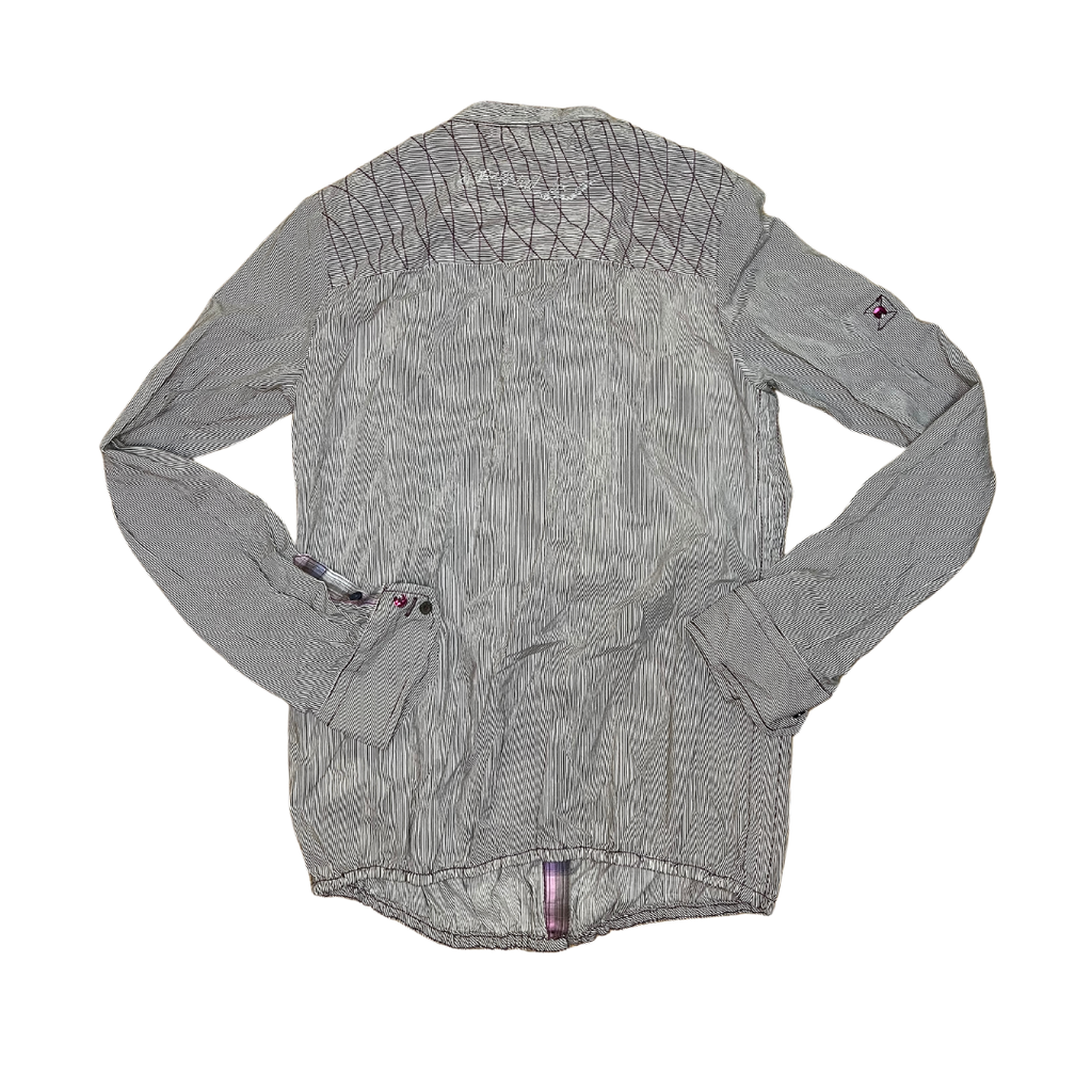 Chemise à motif et a rayure noir et blanc 