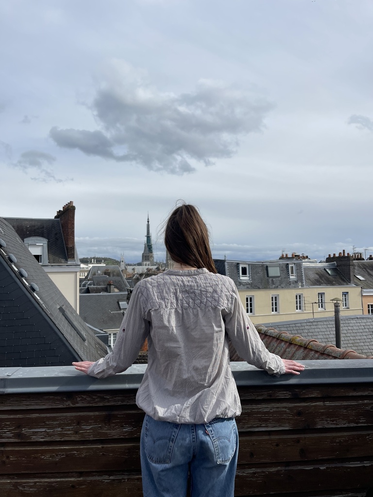 Chemise à motif et a rayure noir et blanc 