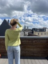 T-shirt manche longue vert avec écriture sur le coté 