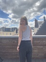 Débardeur gris à rayure blanche avec petit bouton