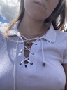 T-shirt avec lacet niveau décolleté 
