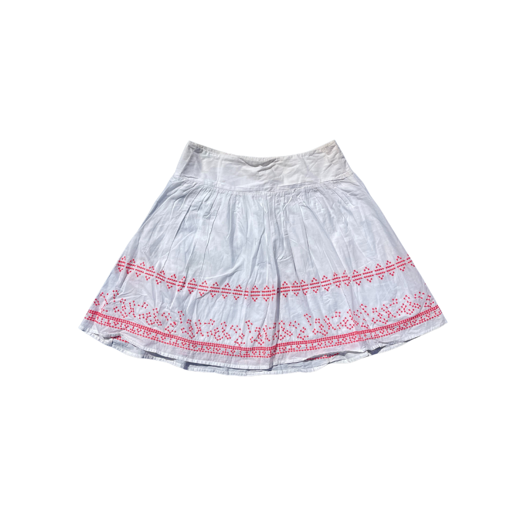 Jupe blanche avec des motifs rose sur le bas 