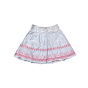 Jupe blanche avec des motifs rose sur le bas 
