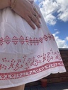 Jupe blanche avec des motifs rose sur le bas 