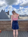 Robe bleu avec des rayures blanches et rouges sur le bustier