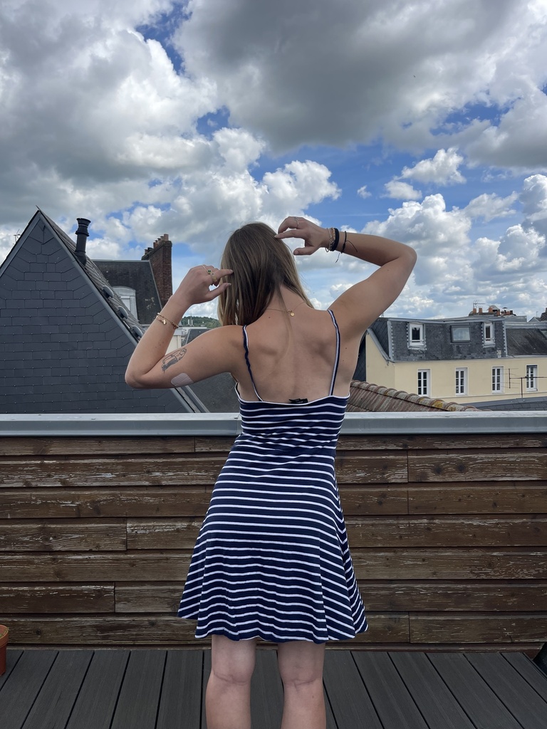 Robe à rayure blanche et bleu