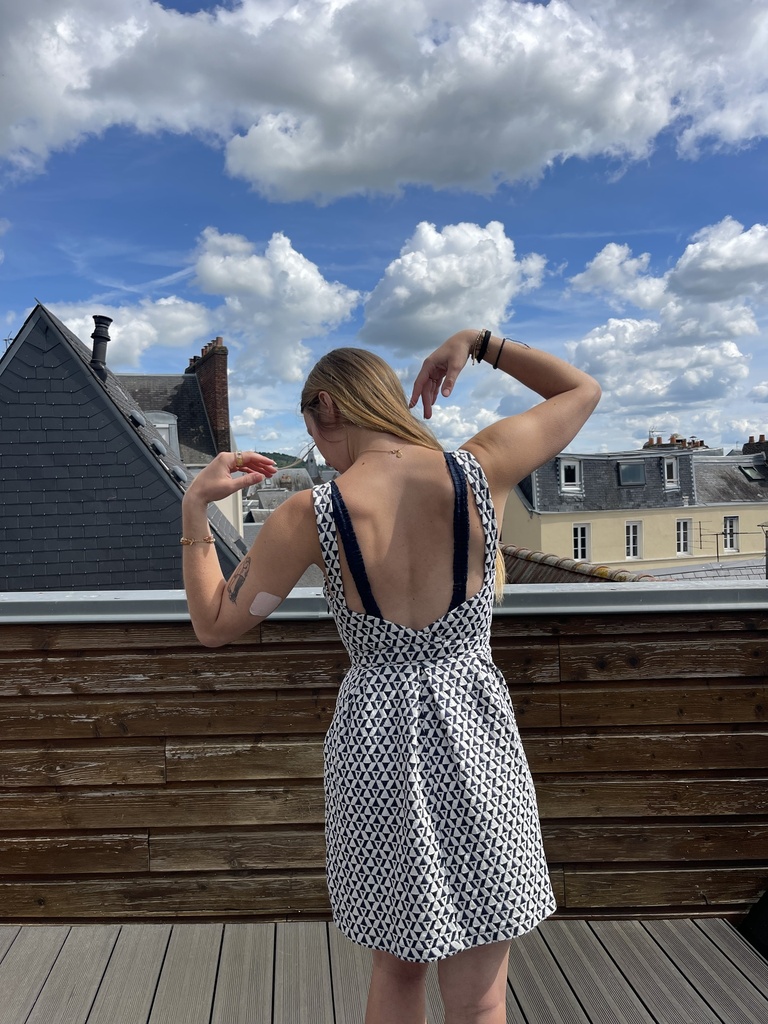 Robe à bretelle avec des motifs en forme bleu et blanc