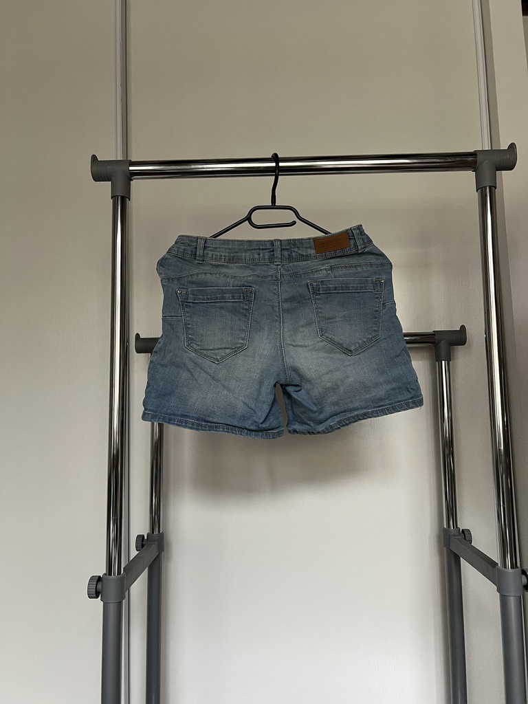 Short en jean bleu clair 
