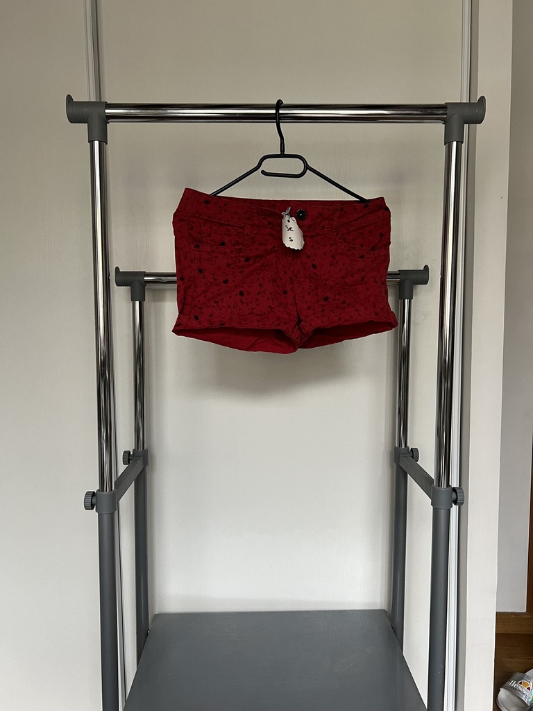 Short rouge avec des fleurs noir  