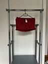 Short rouge avec des fleurs noir  