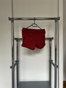 Short rouge avec des fleurs noir  