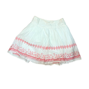 Jupe blanche avec des motifs rose sur le bas 