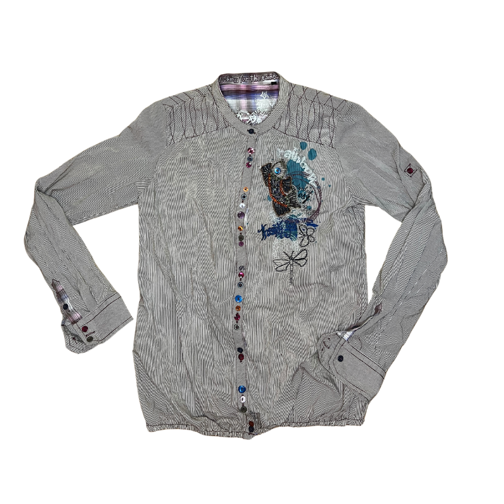 Chemise à motif et a rayure noir et blanc 