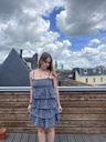 Robe plissée bleu avec des fleurs blanches