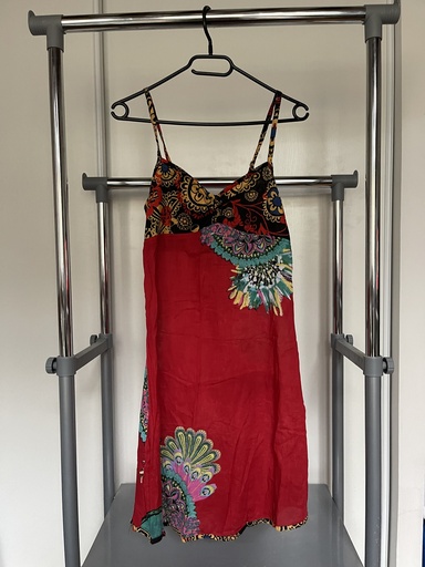 [198] Robe rouge à motif 