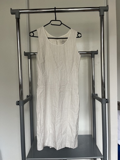 [194] Robe blanche à rayures