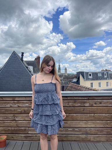[Pas de marque] Robe plissée bleu avec des fleurs blanches