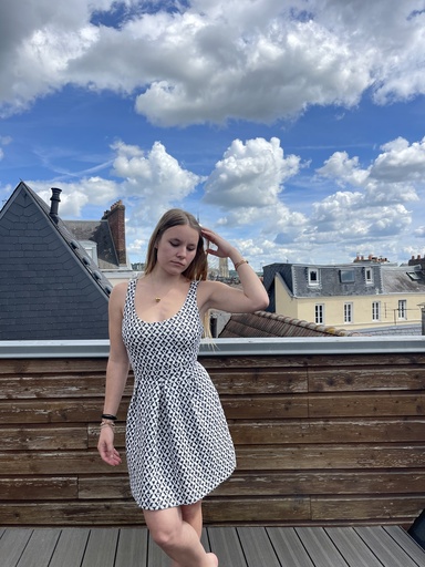[Stradivarius] Robe à bretelle avec des motifs en forme bleu et blanc
