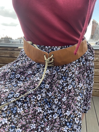 [Mim] Jupe avec des motifs à fleurs rose et bleu / ceinture marron